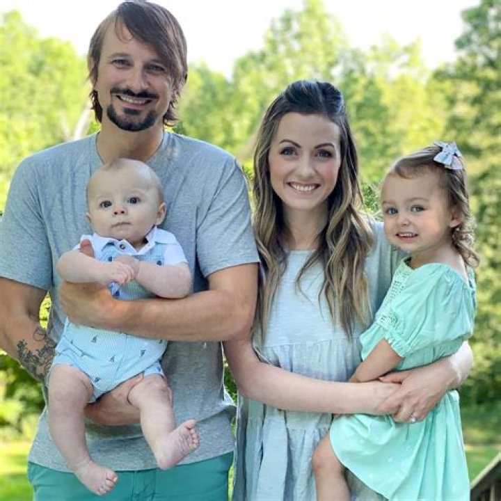 Carly Waddell from 'Bachelor' chases first love &mdash; being a country star