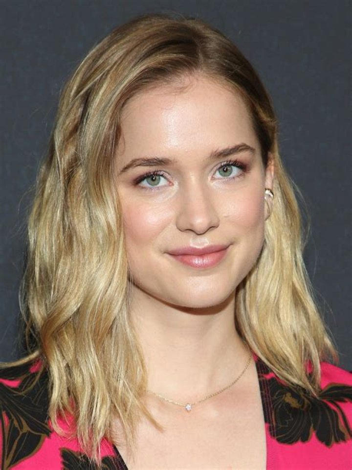 Elizabeth Lail Bio, Movies, Age, Wedding, Net Worth, Height, Married, Husband, Boyfriend, Instagram, Wikipedia