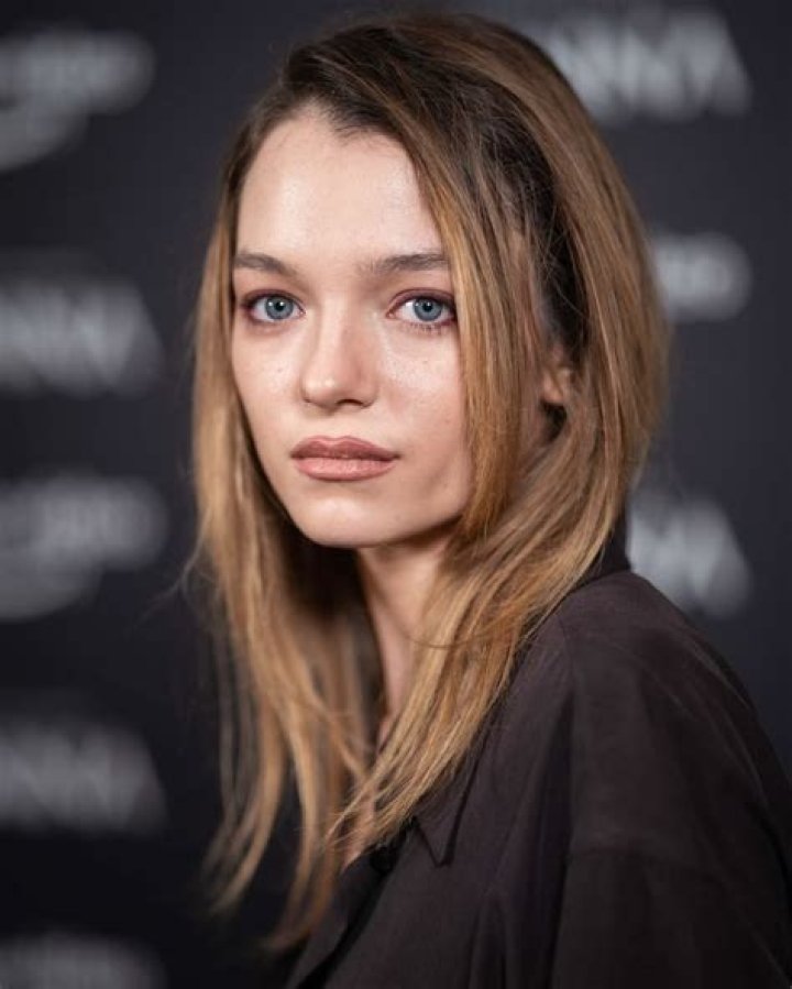Esme Creed-Miles Biography, Instagram, Age, Height, Net Worth, Movies, Parents, Partner, Mother, Accent, Boyfriend, Wiki