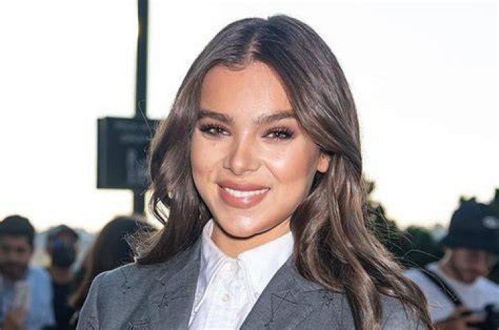 Hailee Steinfeld Biography, Wiki, Age, Songs, Net Worth, Movies, Awards, Father, Instagram, Boyfriend, Height