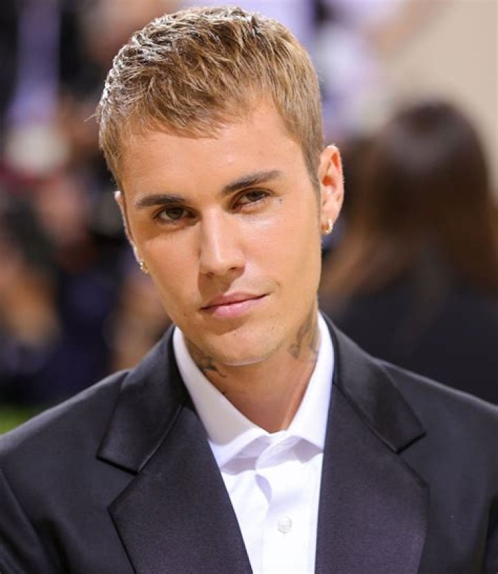 Justin Bieber Biography, Wikipedia, Wife, Age, Net Worth, Sister, House, Movies and TV Shows, Albums, Songs