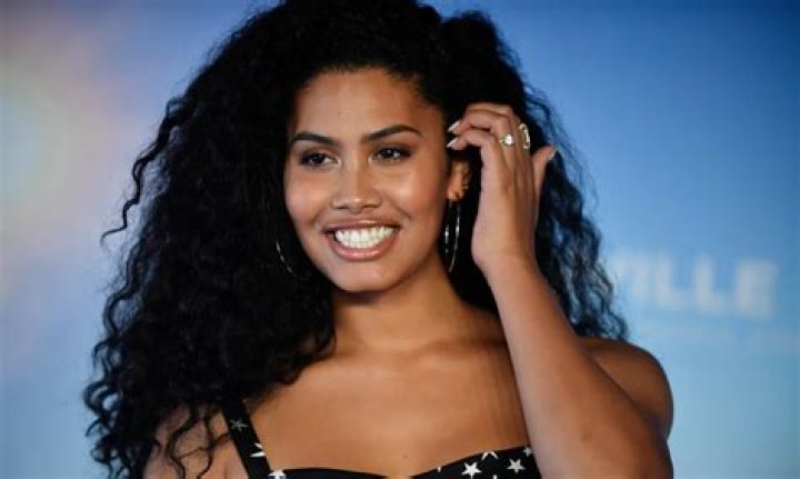 Leyna Bloom Biography, Age, Surgery, Son, Net Worth, Partner, Instagram, Boyfriend, Father, Images, Height, Wiki