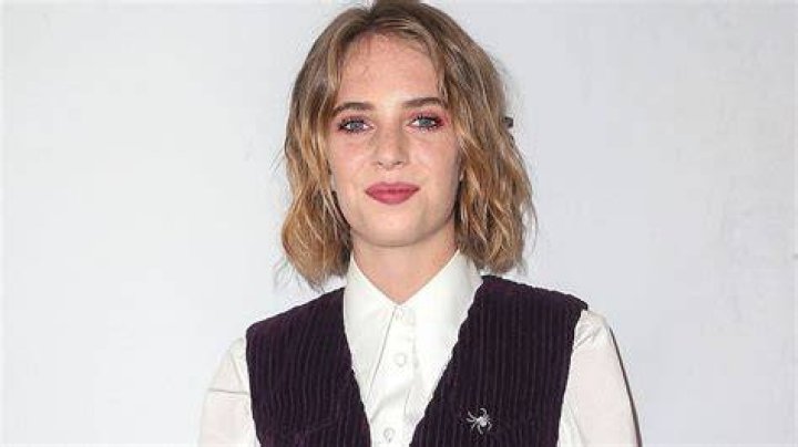 Maya Hawke Biography, Wiki, Age, Net Worth, Parents, Brother, Height, Instagram, Religion, Dad, Photos, Boyfriend, Husband