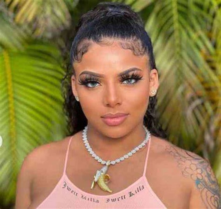 Mikayla 'KKVSH' Saravia Biography: Age, Pictures, Onlyfans, Net Worth, Boyfriend, Instagram, Shop
