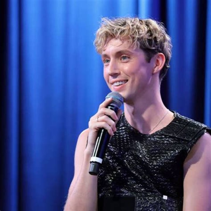 Troye Sivan Biography, Net Worth, Partner, Age, Songs, Lyrics, Relationship, Height, Wiki, Siblings