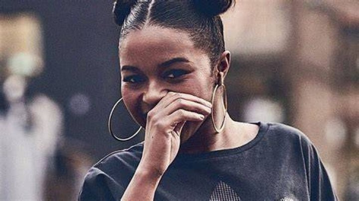 Why Nadia Rose put her 'finger up' to music bosses - BBC News